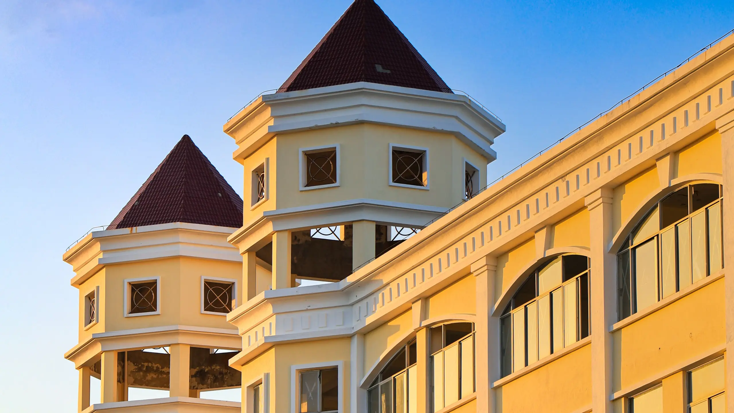 LUXURY HOTELS & BOUTIQUE RESORTS